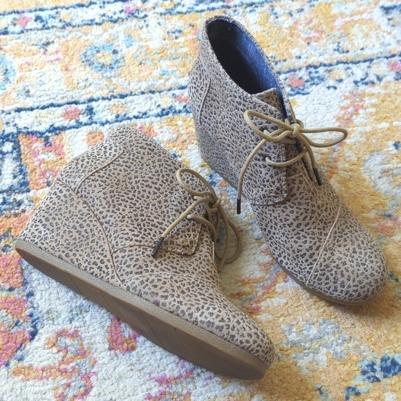 Toms Desert Chic Cheetah Printed Suede Lace Up Wedge Ankle Booties Tan Black 10 - Picture 2 of 16